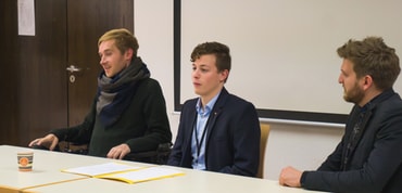 Pressekonferenz, vlnr: Samuel Koch, Andreas Koch (1. Vorsitzender CVJM Mannheim e.V.), Samuel Harfst bei der Pressekonferenz in der Kulturhalle Feudenheim Bild: S. Spagl