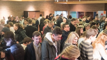 Unzählige Gespräche vor und nach der Veranstaltung in der Kulturhalle Feudenheim Bild: S. Spagl