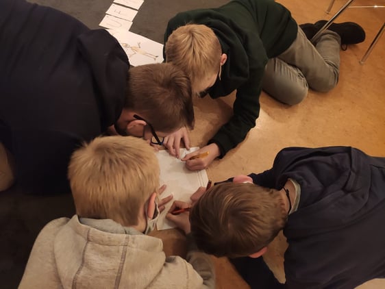 Hier ist Teamwork gefragt, um den versteckten Code knacken zu können!