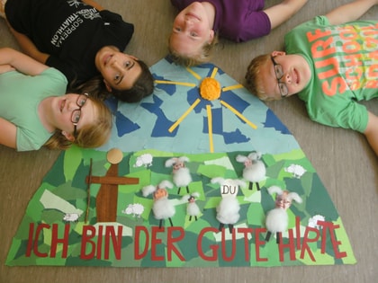 Die Regenbogenkids gestalteten dieses Bild für das Portal der Johanneskirche, wo es nun viele Wochen hing. Jesus spricht: "Ich bin der gute Hirte. Der gute Hirte lässt sein Leben für die Schafe." (Johannes-Evangelium Kapitel 10 Vers 11)