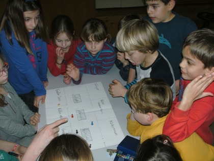 Action bei den Regenbogenkindern - beim Hausspiel werden sie gleich durch´s Epiphanias-Gemeindehaus stürmen, um viele Aufgaben und Rätsel zu finden und zu lösen