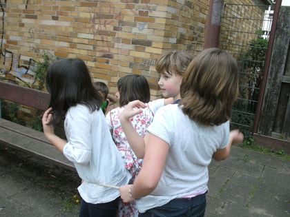 Das erfordert viel Team-Geist und Koordination: in Gruppen zusammen gebunden sind die Regenbogenkinder auf Schatzsuche im Epiphaniasgelände